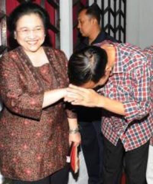 Jokowi diminta berhenti cium tangan Mega di depan publik