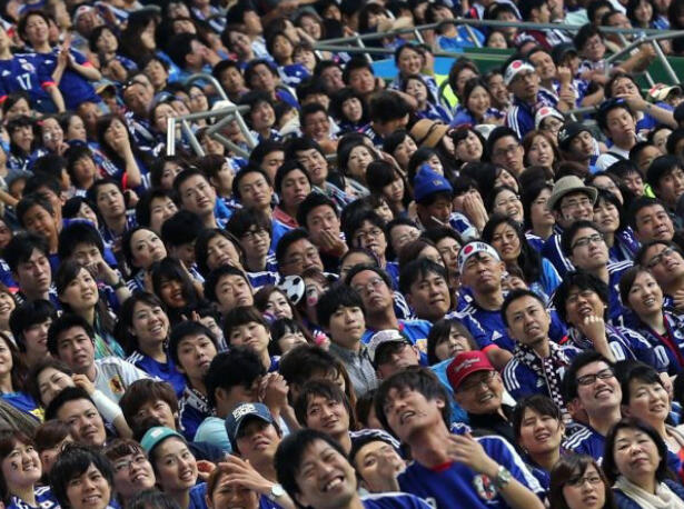 Kebiasaan unik para supporter Jepang dibrazil dan piala dunia sebelumnya