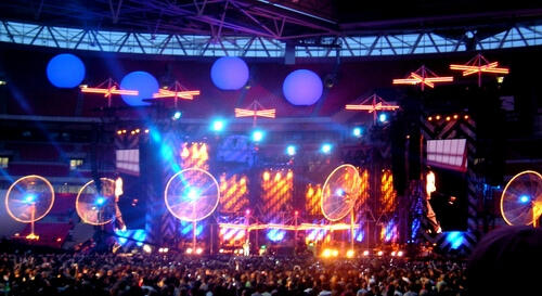 Yuk gan intip fantastisnya panggung live concert nya MUSE