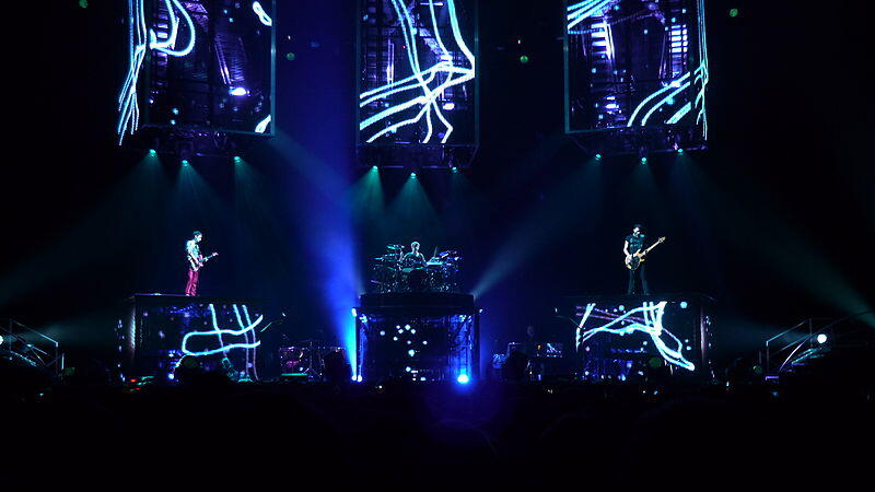 Yuk gan intip fantastisnya panggung live concert nya MUSE