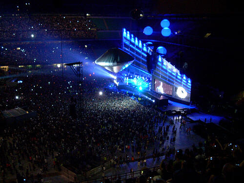 Yuk gan intip fantastisnya panggung live concert nya MUSE