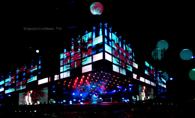 Yuk gan intip fantastisnya panggung live concert nya MUSE