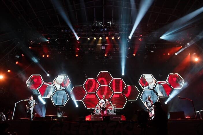 Yuk gan intip fantastisnya panggung live concert nya MUSE