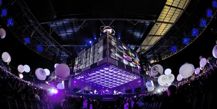Yuk gan intip fantastisnya panggung live concert nya MUSE