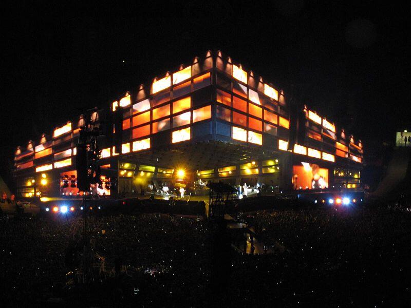 Yuk gan intip fantastisnya panggung live concert nya MUSE