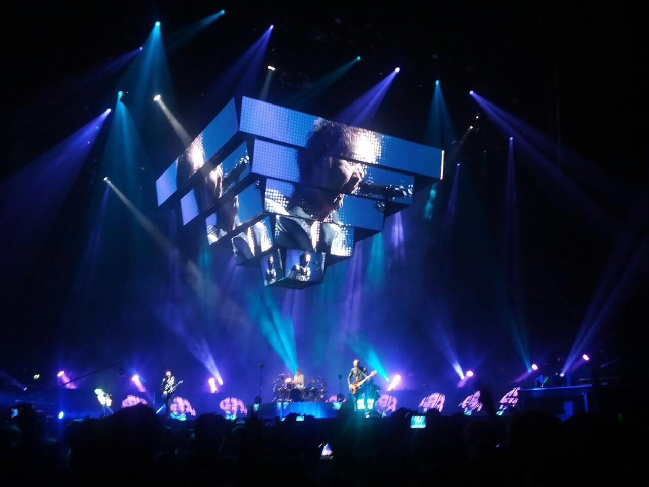 Yuk gan intip fantastisnya panggung live concert nya MUSE