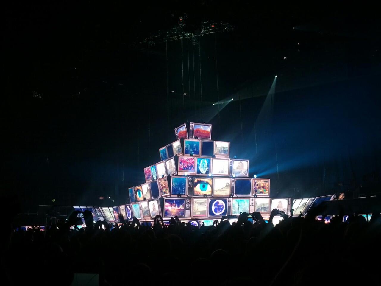 Yuk gan intip fantastisnya panggung live concert nya MUSE