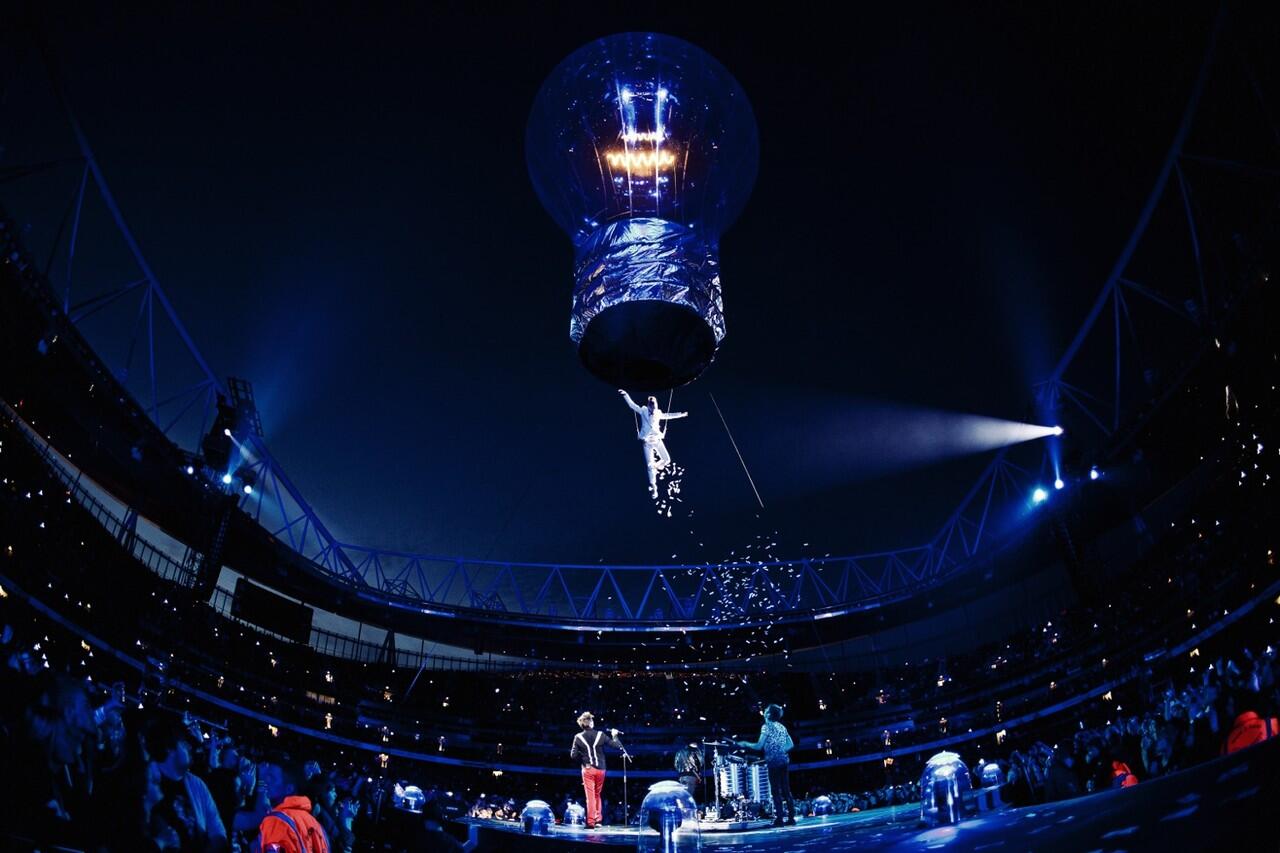 Yuk gan intip fantastisnya panggung live concert nya MUSE
