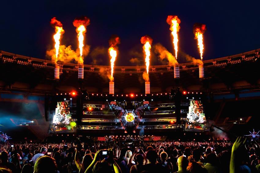 Yuk gan intip fantastisnya panggung live concert nya MUSE