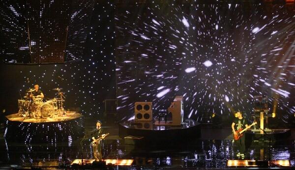 Yuk gan intip fantastisnya panggung live concert nya MUSE