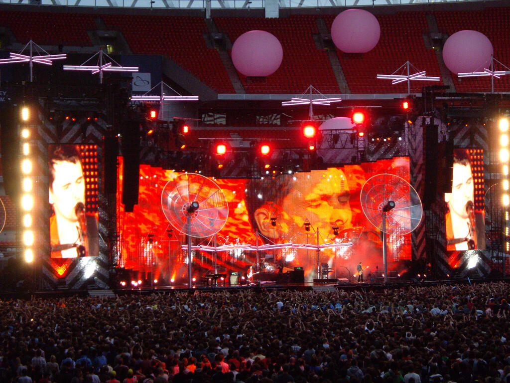 Yuk gan intip fantastisnya panggung live concert nya MUSE