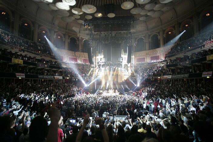Yuk gan intip fantastisnya panggung live concert nya MUSE