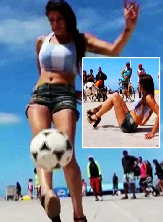 &#91;Vid + Pict&#93; Model Seksi Argentina Juggling Bola Menggunakan Highheels