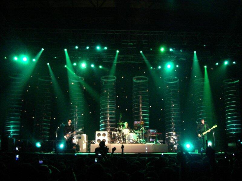 Yuk gan intip fantastisnya panggung live concert nya MUSE