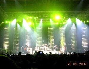 Yuk gan intip fantastisnya panggung live concert nya MUSE