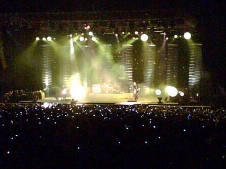 Yuk gan intip fantastisnya panggung live concert nya MUSE