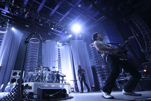 Yuk gan intip fantastisnya panggung live concert nya MUSE