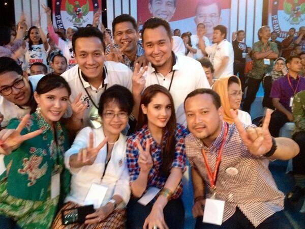 Cinta Laura Tinggalkan Syuting Iklan Demi Jokowi