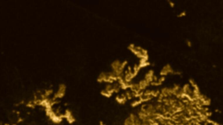 Sebuah Bentuk Misterius Hanya Muncul di Permukaan Titan