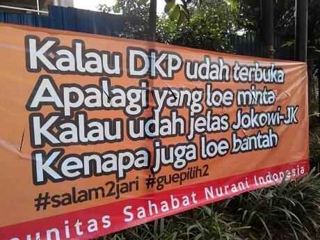Spanduk 'DKP Udah Terbuka, Apa yang Loe Minta' Bertebaran di Jaksel