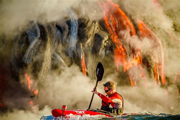 MENDAYUNG KAYAK DI TEPIAN LAVA