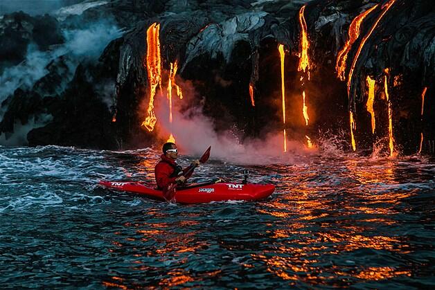 MENDAYUNG KAYAK DI TEPIAN LAVA