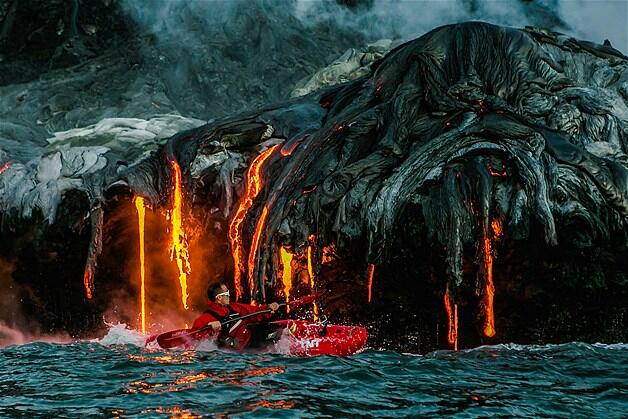 MENDAYUNG KAYAK DI TEPIAN LAVA