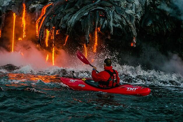 MENDAYUNG KAYAK DI TEPIAN LAVA