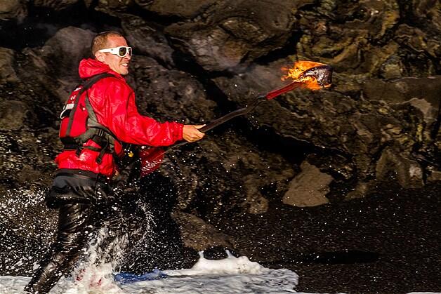 MENDAYUNG KAYAK DI TEPIAN LAVA