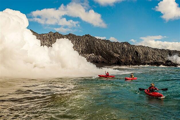 MENDAYUNG KAYAK DI TEPIAN LAVA