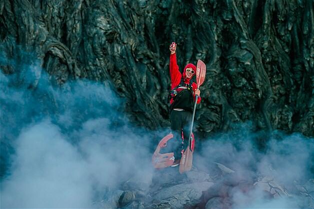 MENDAYUNG KAYAK DI TEPIAN LAVA