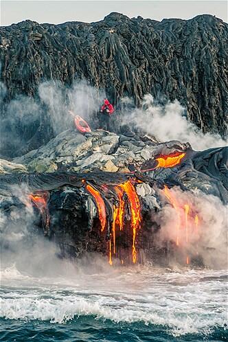 MENDAYUNG KAYAK DI TEPIAN LAVA