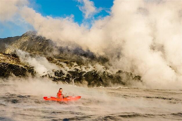 MENDAYUNG KAYAK DI TEPIAN LAVA