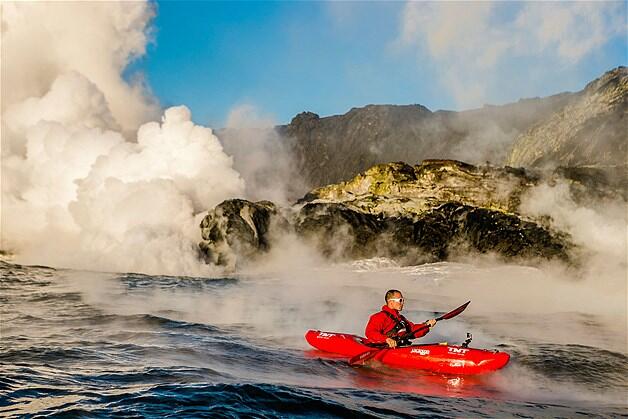 MENDAYUNG KAYAK DI TEPIAN LAVA