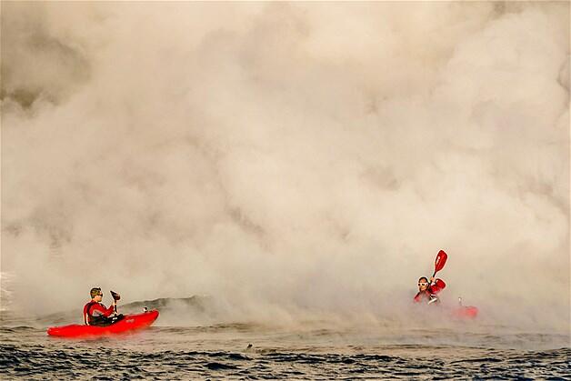 MENDAYUNG KAYAK DI TEPIAN LAVA