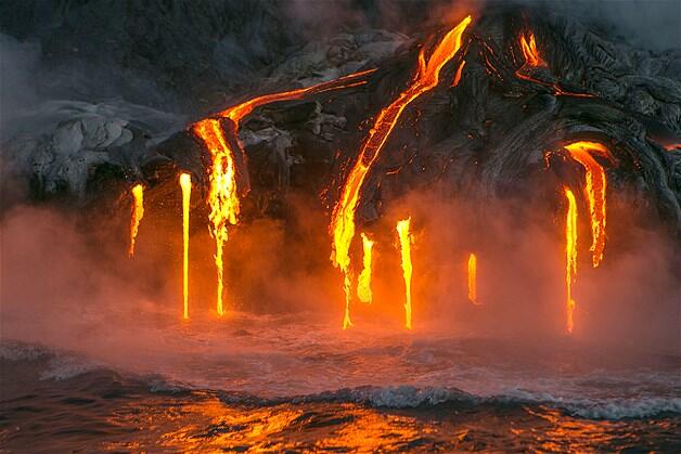 MENDAYUNG KAYAK DI TEPIAN LAVA