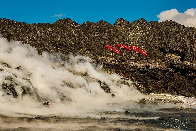 MENDAYUNG KAYAK DI TEPIAN LAVA