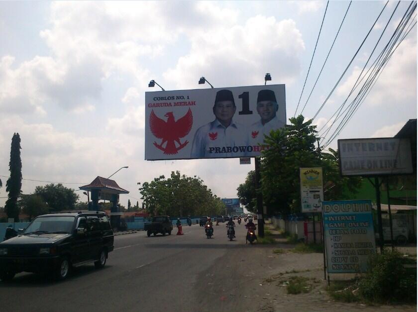 Gila..!! Banner Prabowo Dimana Mana, Di Setiap Jalan Ada