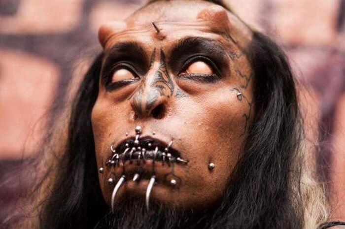 MODIFIKASI TUBUH YANG EXTREME