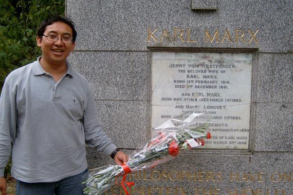Foto Fadli Zon ke kuburan komunis