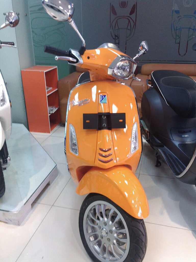 ready stok vespa sprint,showroom jakarta