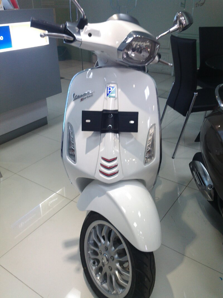 ready stok vespa sprint,showroom jakarta