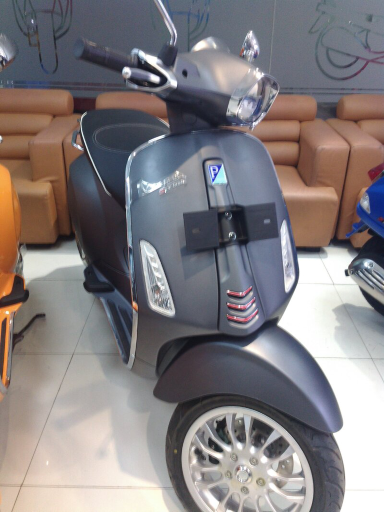 ready stok vespa sprint,showroom jakarta