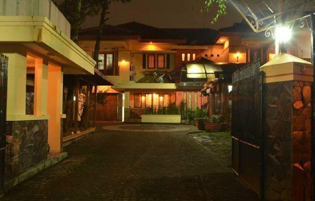 DIBUTUHKAN CUSTOMER SERVICE DAN DESIGNER BANDUNG