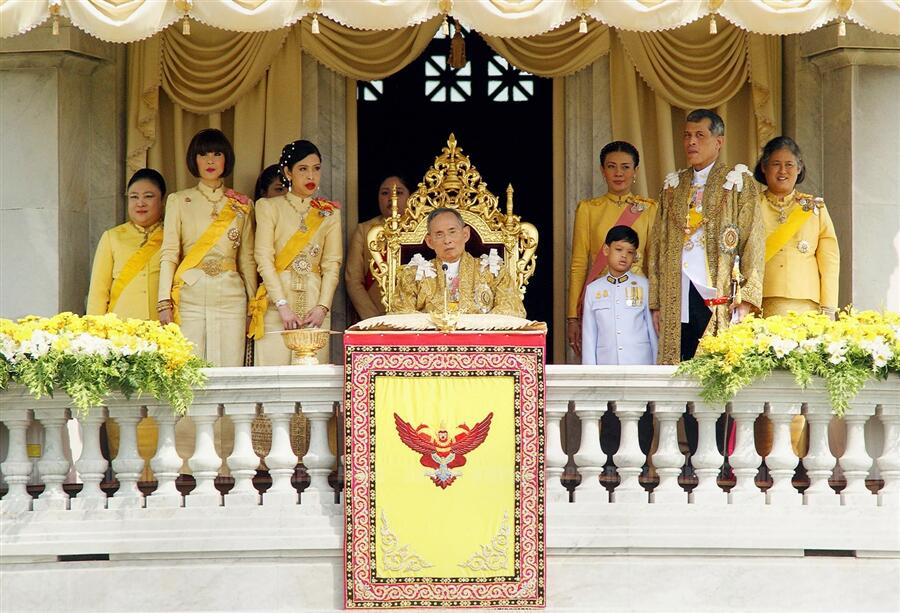 Raja raja dari seluruh dunia berserta keluarganya