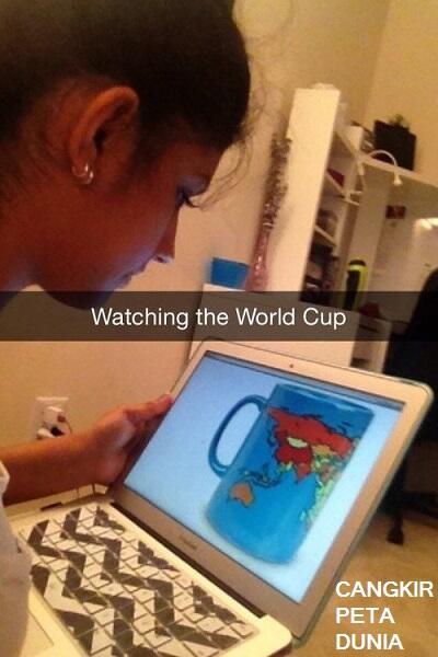 Speechless!!! Ce ini sangat serius nonton World Cup via laptopnya