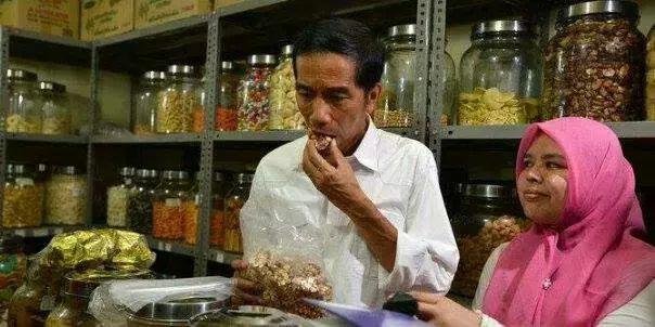 Ciee Jasmev bangga = Makan Opor Ayam, KPK: Jokowi Tak Pakai Sendok