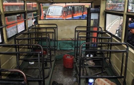 Demo jokowi mahasiswa nekat bakar metromini