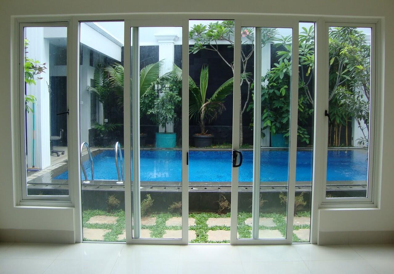 KUSEN PINTU DAN JENDELA PARTISI KACA UPVC RUMAH MINIMALIS MODERN TERBARU