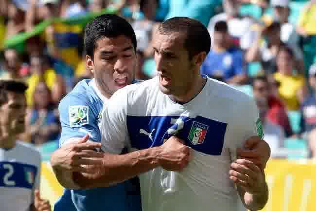 Benarkah Suarez sudah berusaha gigit Chiellini pada 2013 lalu?